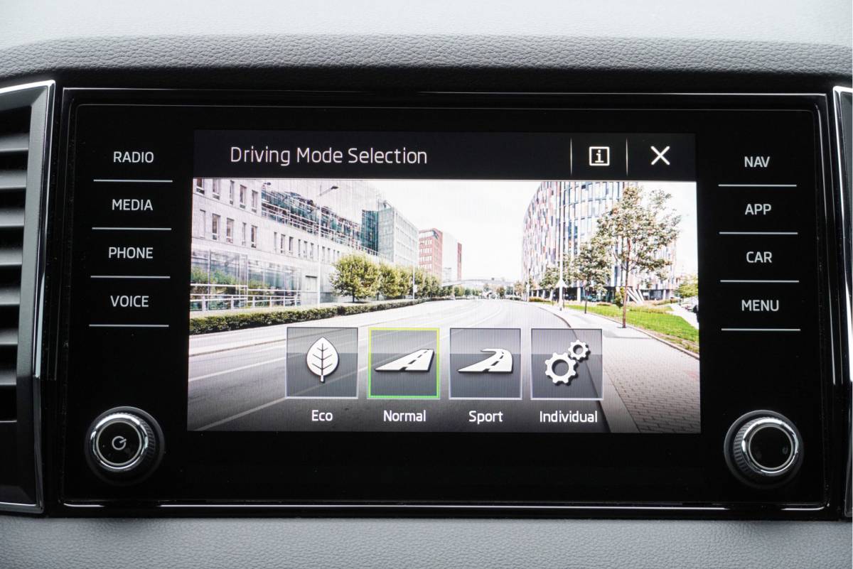 Škoda Karoq ŠKODA Karoq 1.5 TSI ACT 150PK! Automaat Sportline Business BJ2019 Lmv 18″ | Led | Pdc | Navi | App-Connect | Dashboard verlichting | Virtual cockpit | Climate control | Cruise control | Sportstoelen | Zwarte hemel | Sport stuurwiel | Extra getint glas