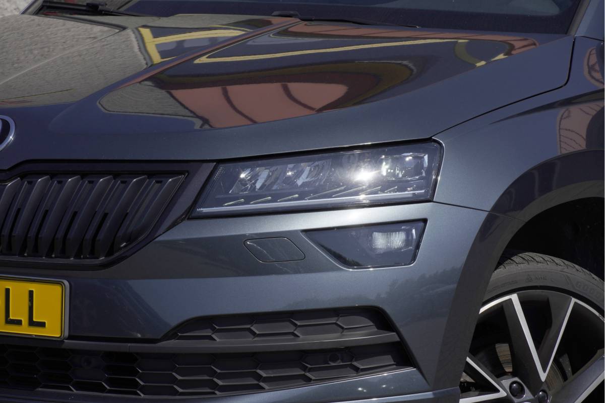 Škoda Karoq ŠKODA Karoq 1.5 TSI ACT 150PK! Automaat Sportline Business BJ2019 Lmv 18″ | Led | Pdc | Navi | App-Connect | Dashboard verlichting | Virtual cockpit | Climate control | Cruise control | Sportstoelen | Zwarte hemel | Sport stuurwiel | Extra getint glas