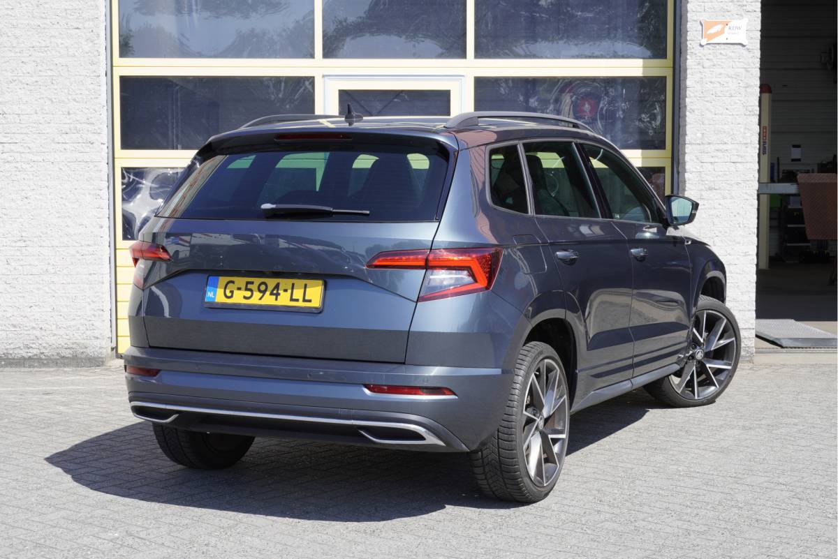 Škoda Karoq ŠKODA Karoq 1.5 TSI ACT 150PK! Automaat Sportline Business BJ2019 Lmv 18″ | Led | Pdc | Navi | App-Connect | Dashboard verlichting | Virtual cockpit | Climate control | Cruise control | Sportstoelen | Zwarte hemel | Sport stuurwiel | Extra getint glas
