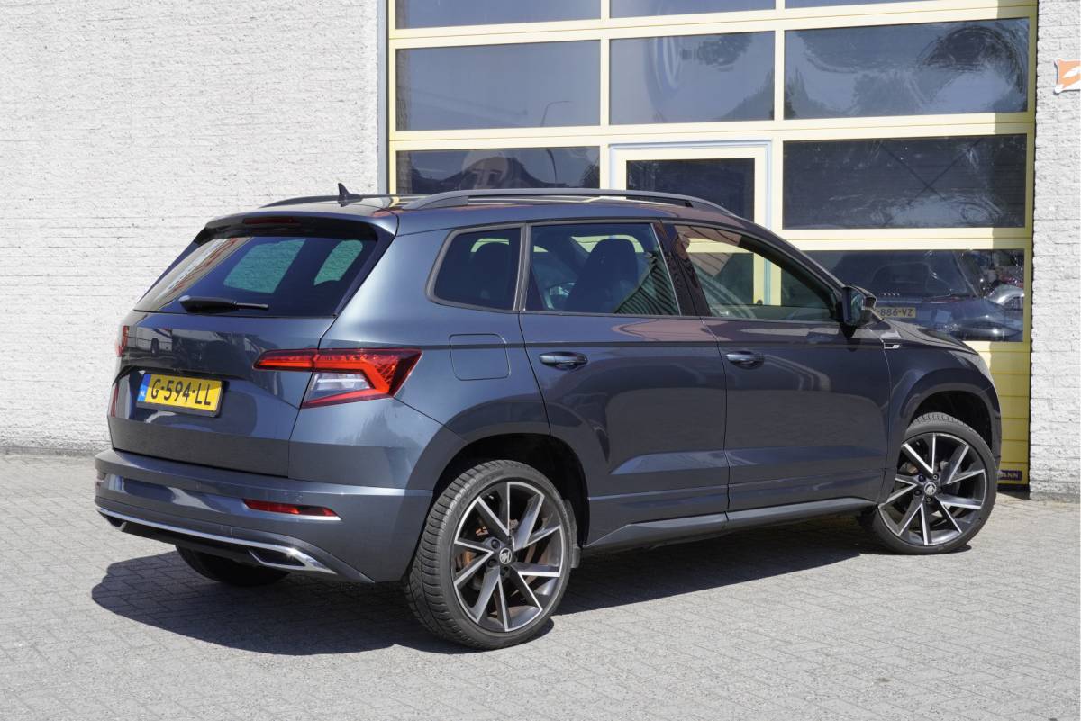 Škoda Karoq ŠKODA Karoq 1.5 TSI ACT 150PK! Automaat Sportline Business BJ2019 Lmv 18″ | Led | Pdc | Navi | App-Connect | Dashboard verlichting | Virtual cockpit | Climate control | Cruise control | Sportstoelen | Zwarte hemel | Sport stuurwiel | Extra getint glas