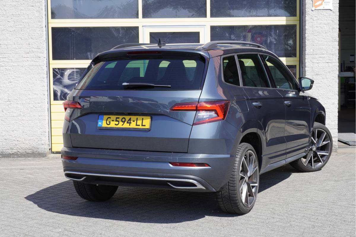 Škoda Karoq ŠKODA Karoq 1.5 TSI ACT 150PK! Automaat Sportline Business BJ2019 Lmv 18″ | Led | Pdc | Navi | App-Connect | Dashboard verlichting | Virtual cockpit | Climate control | Cruise control | Sportstoelen | Zwarte hemel | Sport stuurwiel | Extra getint glas