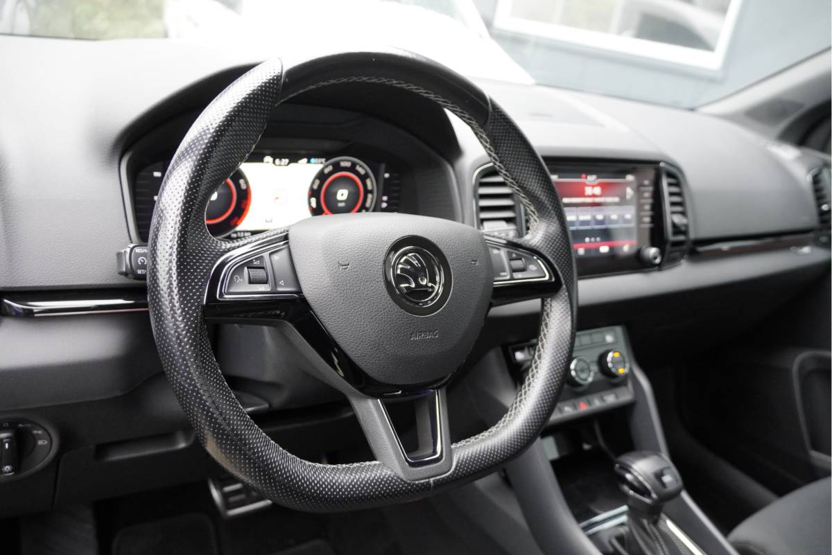 Škoda Karoq ŠKODA Karoq 1.5 TSI ACT 150PK! Automaat Sportline Business BJ2019 Lmv 18″ | Led | Pdc | Navi | App-Connect | Dashboard verlichting | Virtual cockpit | Climate control | Cruise control | Sportstoelen | Zwarte hemel | Sport stuurwiel | Extra getint glas