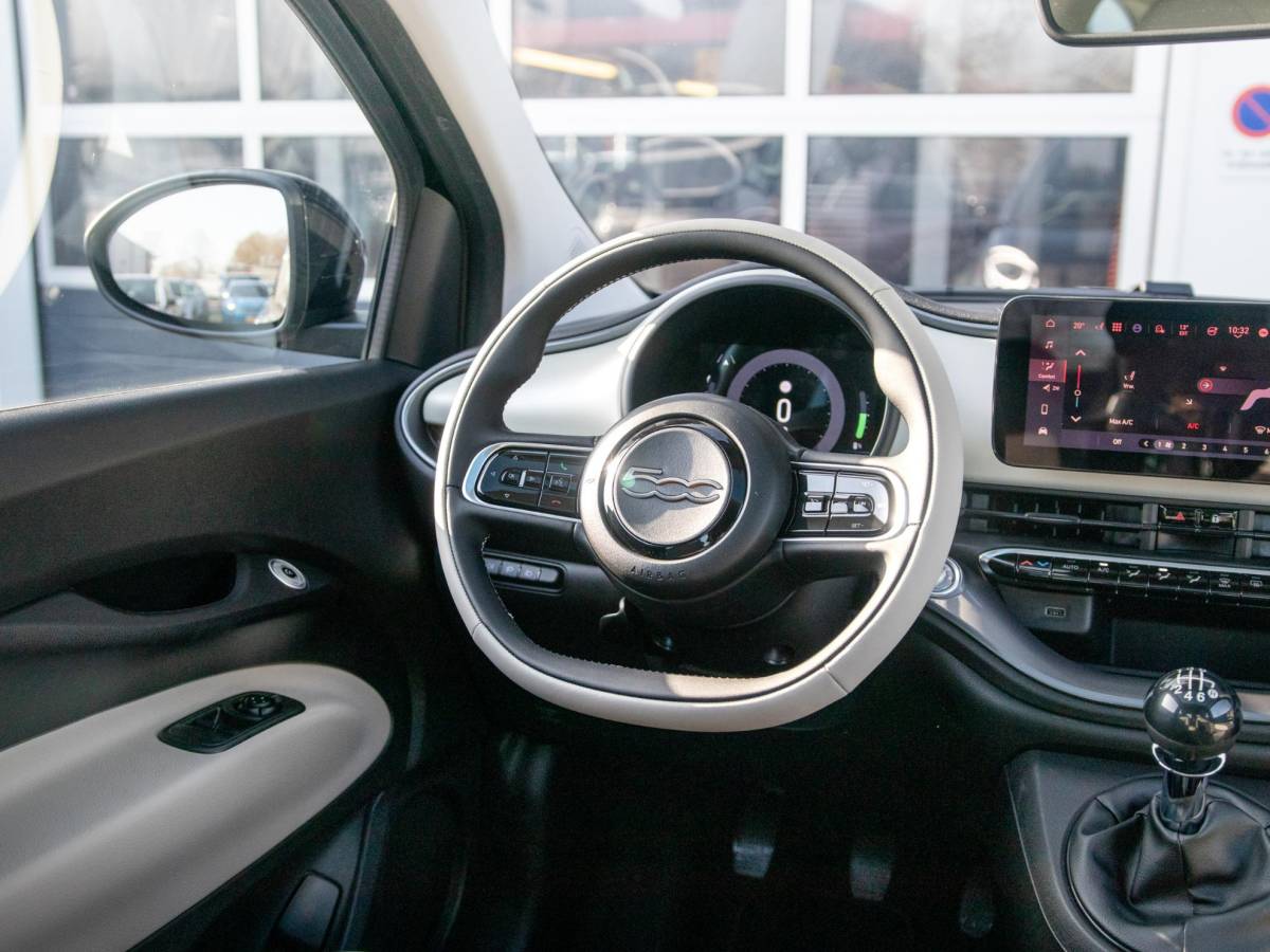 Fiat 500 Fiat 500 Hybrid La Prima | Clima | LED | PDC | JBL Premium Audio | 17″ | Camera | Canneloni Ivory/Piombo interieur