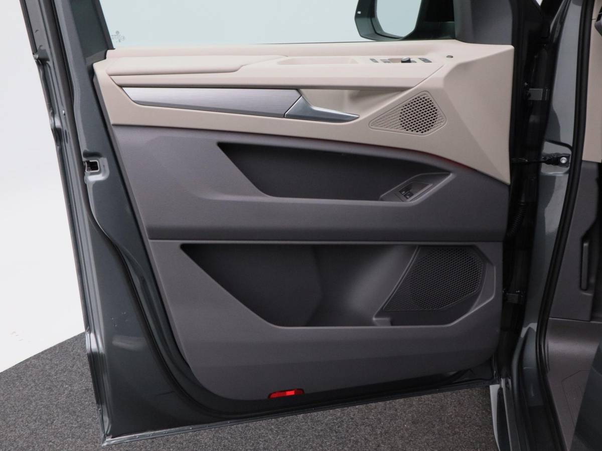 Volkswagen Multivan Volkswagen Bedrijfswagens Multivan Bulli L2 1.5 eHybrid EU6 180 kW/245pk DSG 4Motion | Incl BTW/BPM | 7 zitplaatsen vis-a-vis | Trekhaak | Stoelverwarming | Verlaagd onderstel dynamisch | 19″ Halmstad lichtmetaal  l Wordt verwacht 2 maart |