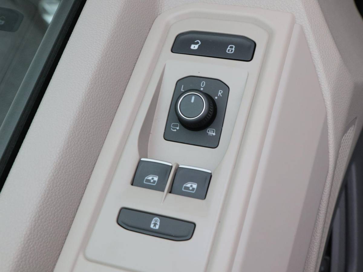 Volkswagen Multivan Volkswagen Bedrijfswagens Multivan Bulli L2 1.5 eHybrid EU6 180 kW/245pk DSG 4Motion | Incl BTW/BPM | 7 zitplaatsen vis-a-vis | Trekhaak | Stoelverwarming | Verlaagd onderstel dynamisch | 19″ Halmstad lichtmetaal  l Wordt verwacht 2 maart |