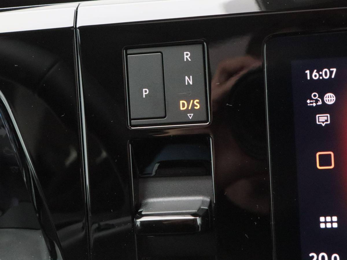 Volkswagen Multivan Volkswagen Bedrijfswagens Multivan Bulli L2 1.5 eHybrid EU6 180 kW/245pk DSG 4Motion | Incl BTW/BPM | 7 zitplaatsen vis-a-vis | Trekhaak | Stoelverwarming | Verlaagd onderstel dynamisch | 19″ Halmstad lichtmetaal  l Wordt verwacht 2 maart |