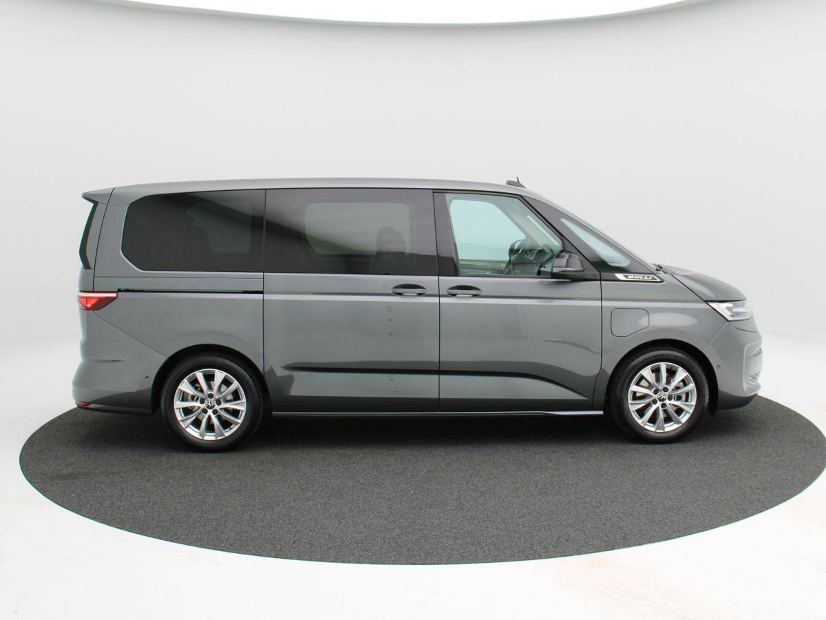 Volkswagen Multivan Volkswagen Bedrijfswagens Multivan Bulli L2 1.5 eHybrid EU6 180 kW/245pk DSG 4Motion | Incl BTW/BPM | 7 zitplaatsen vis-a-vis | Trekhaak | Stoelverwarming | Verlaagd onderstel dynamisch | 19″ Halmstad lichtmetaal  l Wordt verwacht 2 maart |