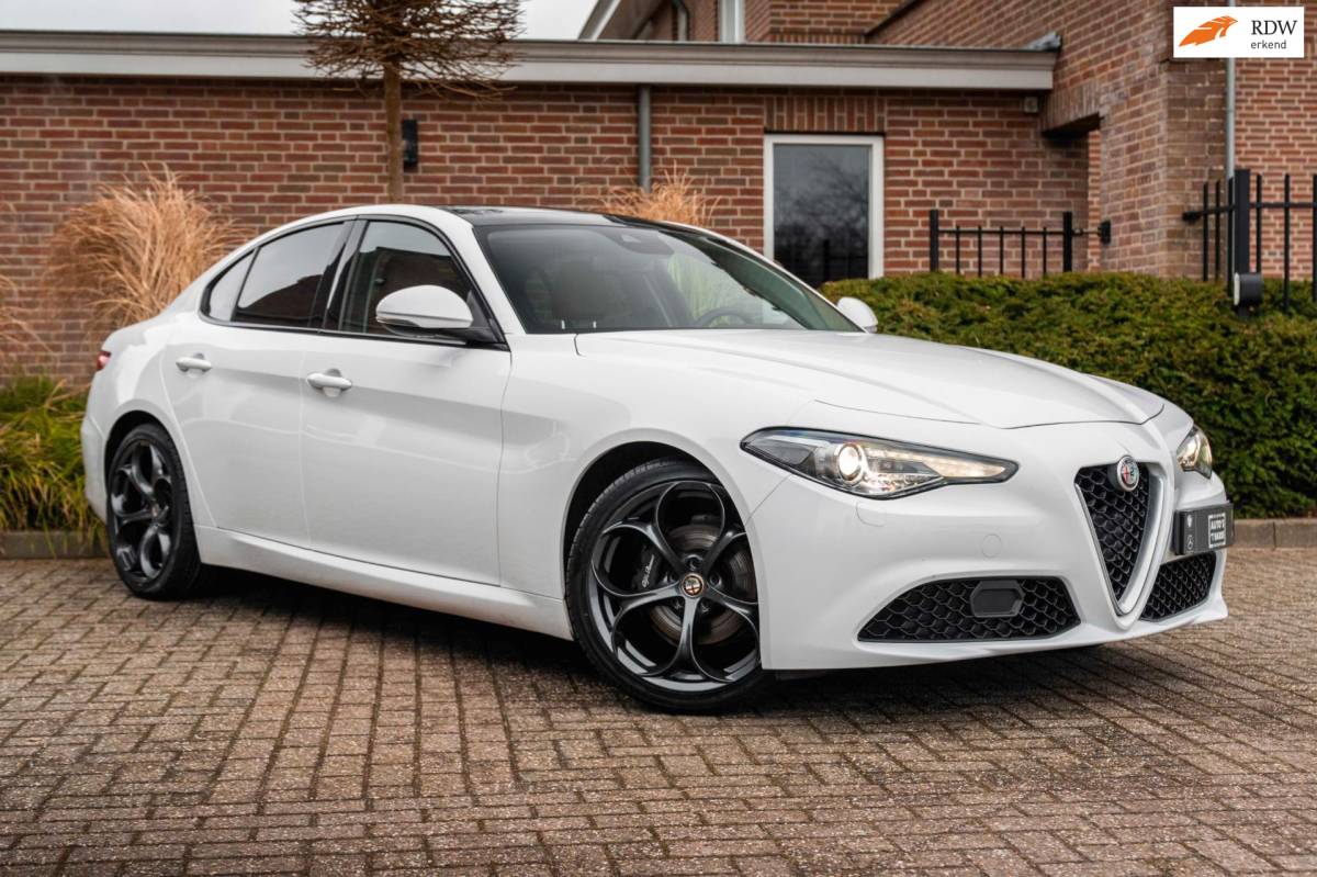 Alfa Romeo Giulia Alfa Romeo Giulia 2.0T Super 200 PK Aut. Pano Keyless Half/Leder Xenon 19”