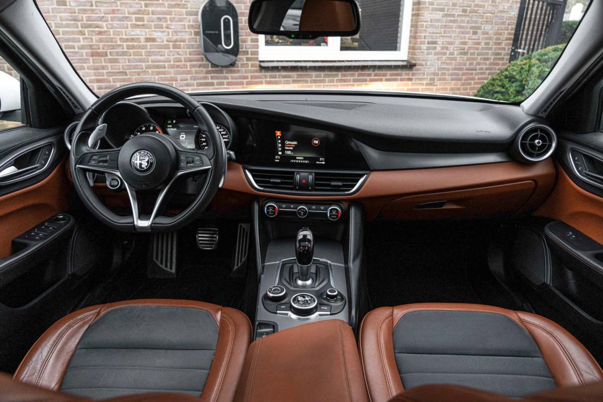 Alfa Romeo Giulia Alfa Romeo Giulia 2.0T Super 200 PK Aut. Pano Keyless Half/Leder Xenon 19”