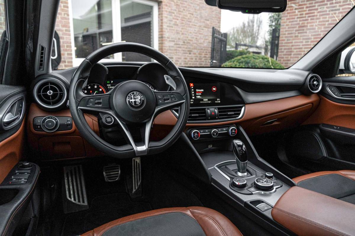 Alfa Romeo Giulia Alfa Romeo Giulia 2.0T Super 200 PK Aut. Pano Keyless Half/Leder Xenon 19”