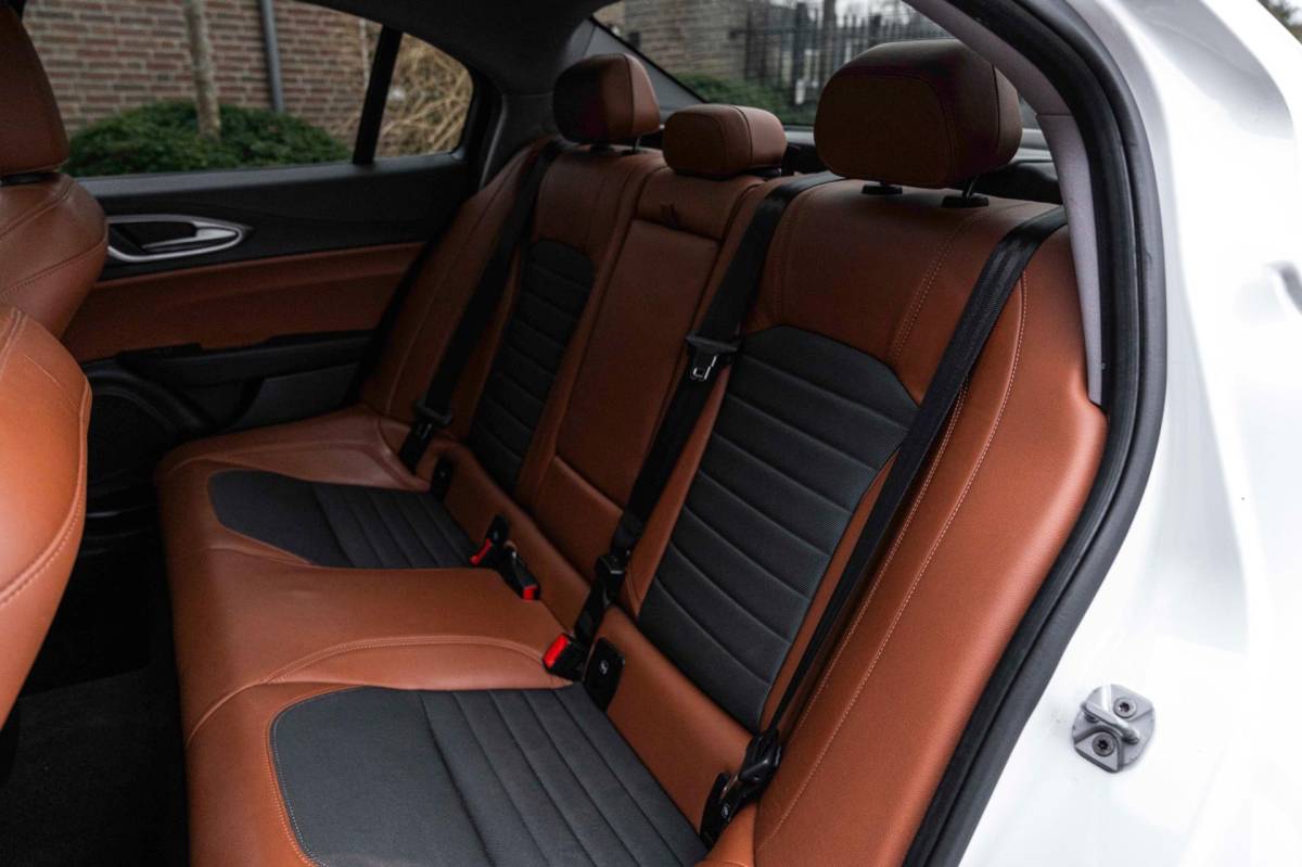Alfa Romeo Giulia Alfa Romeo Giulia 2.0T Super 200 PK Aut. Pano Keyless Half/Leder Xenon 19”