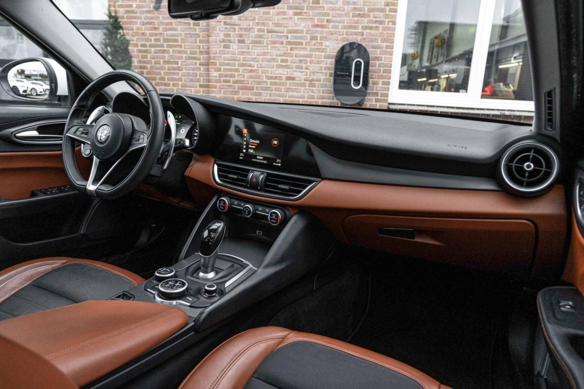 Alfa Romeo Giulia Alfa Romeo Giulia 2.0T Super 200 PK Aut. Pano Keyless Half/Leder Xenon 19”