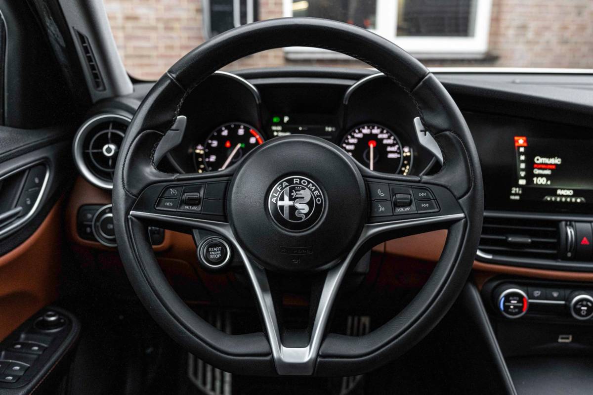 Alfa Romeo Giulia Alfa Romeo Giulia 2.0T Super 200 PK Aut. Pano Keyless Half/Leder Xenon 19”