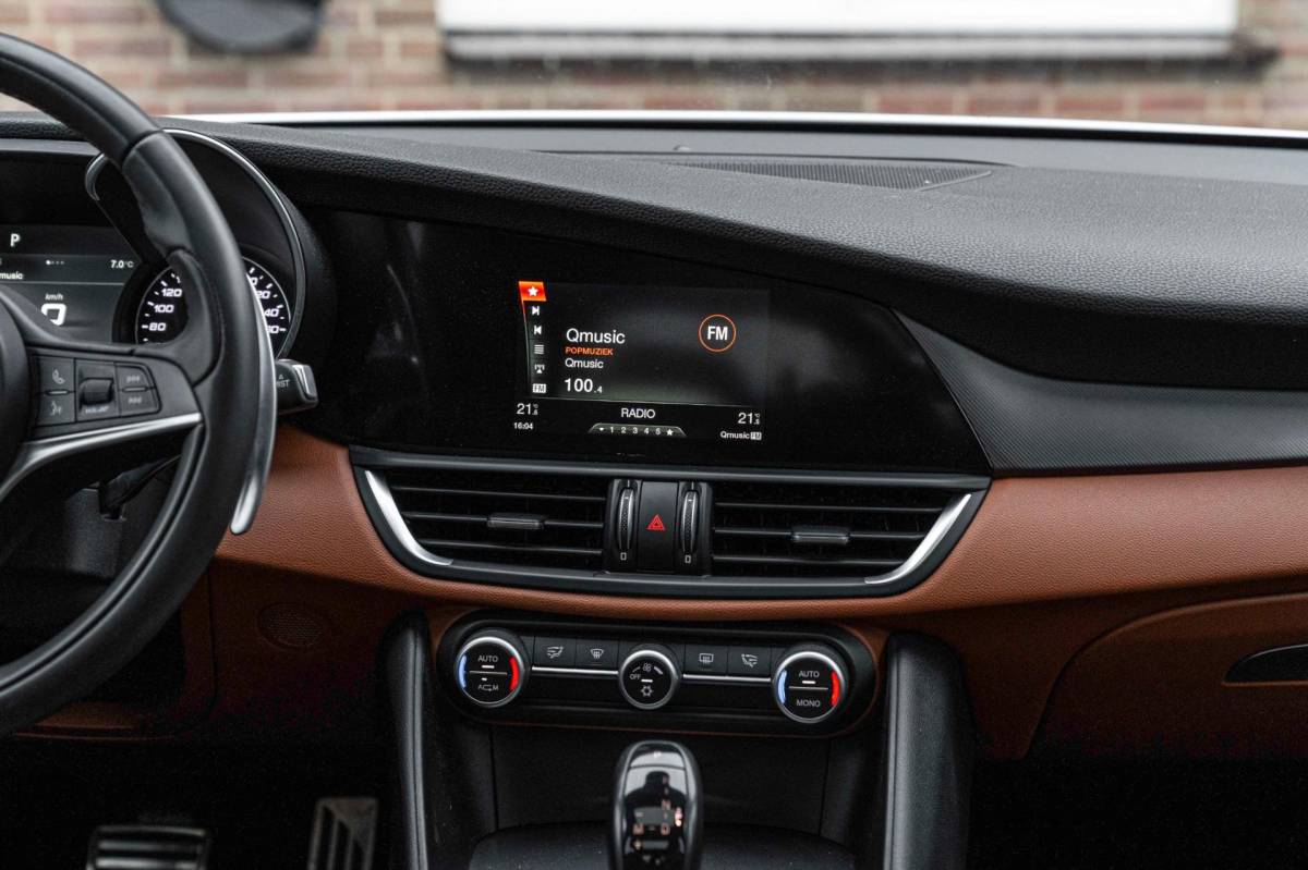 Alfa Romeo Giulia Alfa Romeo Giulia 2.0T Super 200 PK Aut. Pano Keyless Half/Leder Xenon 19”