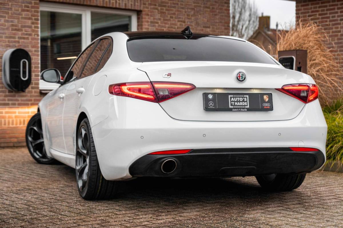 Alfa Romeo Giulia Alfa Romeo Giulia 2.0T Super 200 PK Aut. Pano Keyless Half/Leder Xenon 19”
