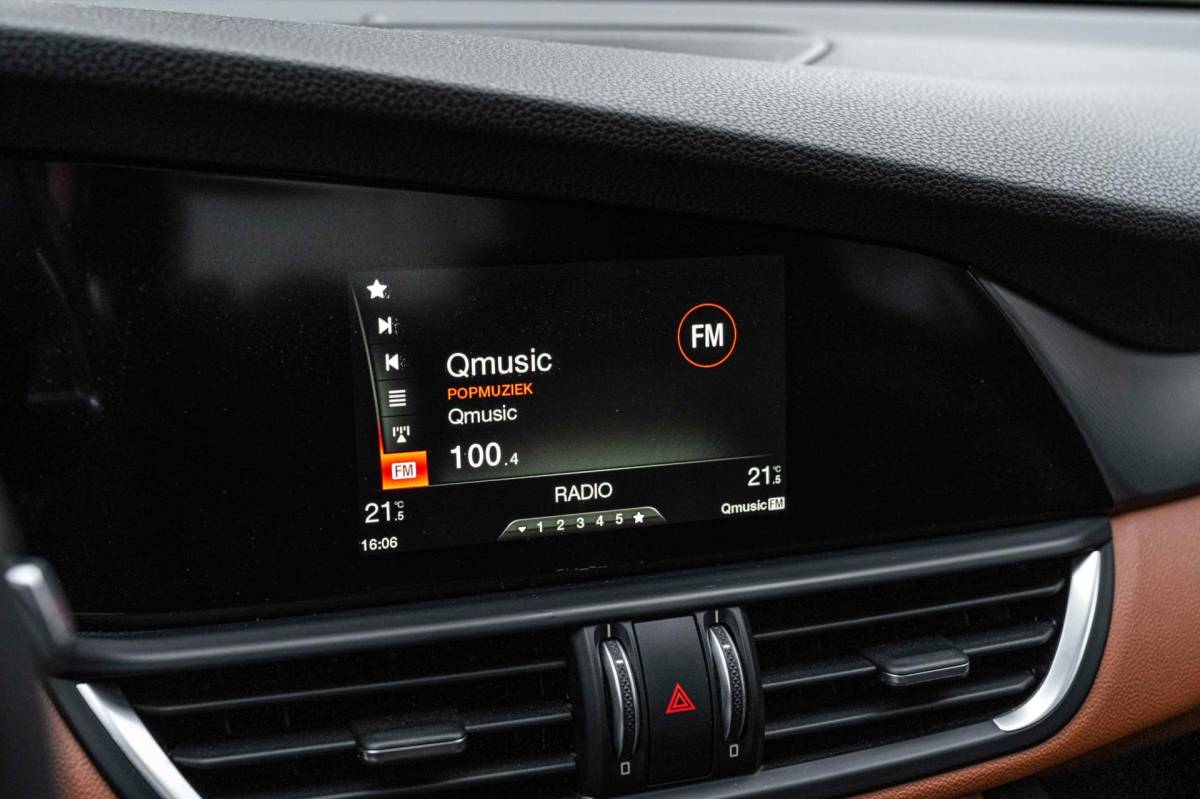 Alfa Romeo Giulia Alfa Romeo Giulia 2.0T Super 200 PK Aut. Pano Keyless Half/Leder Xenon 19”