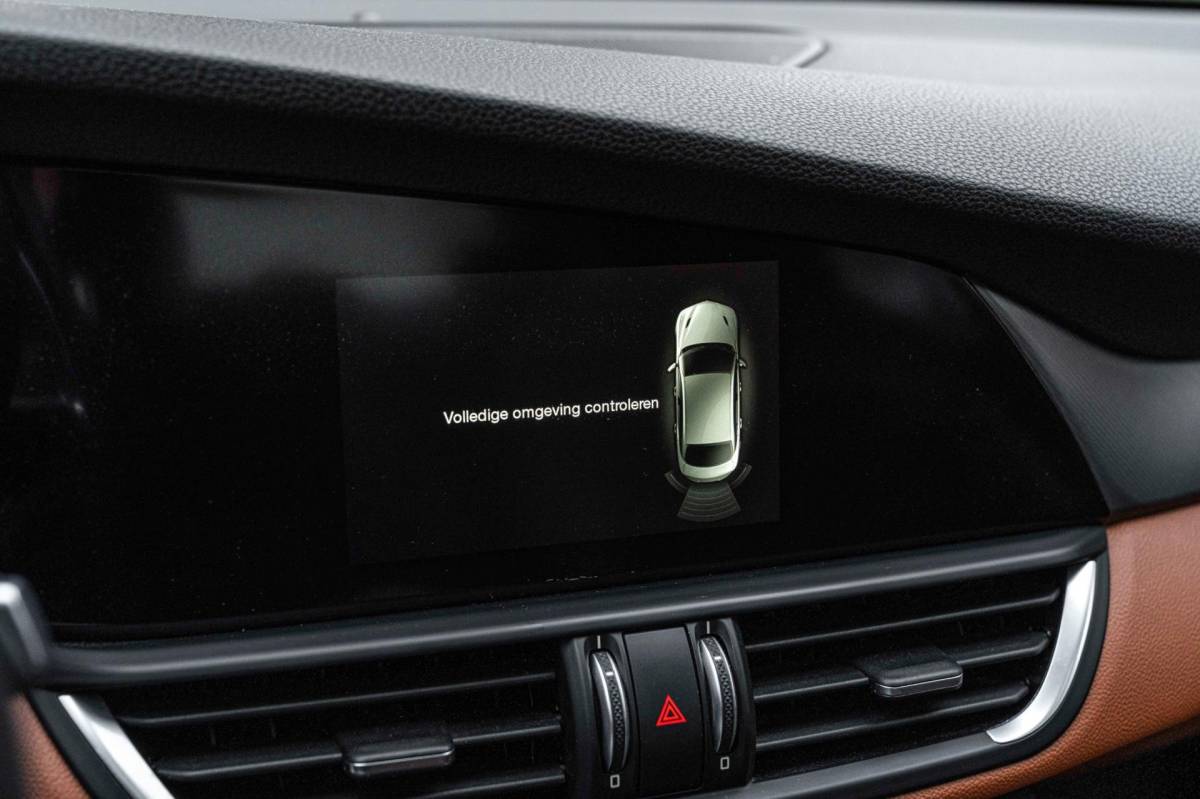 Alfa Romeo Giulia Alfa Romeo Giulia 2.0T Super 200 PK Aut. Pano Keyless Half/Leder Xenon 19”