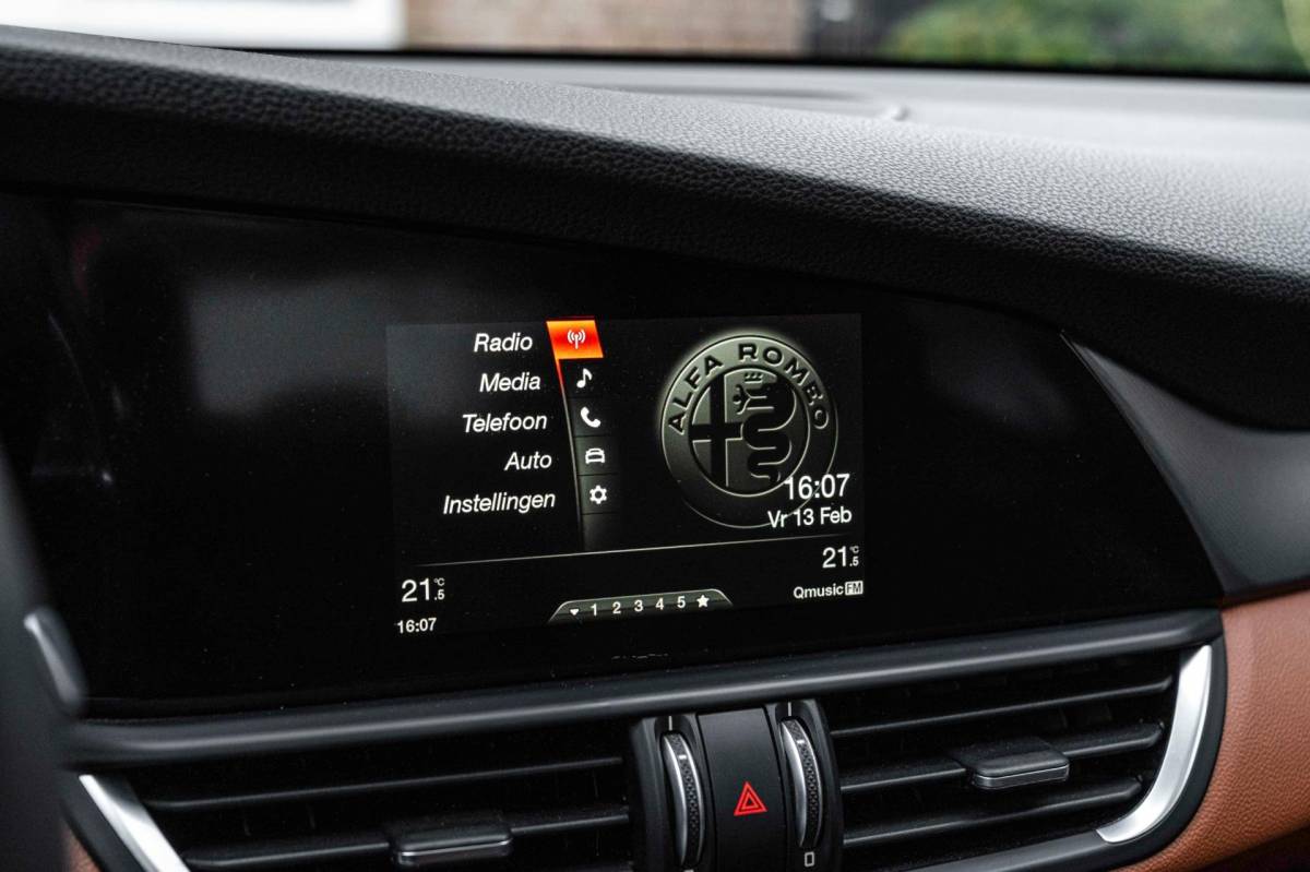 Alfa Romeo Giulia Alfa Romeo Giulia 2.0T Super 200 PK Aut. Pano Keyless Half/Leder Xenon 19”
