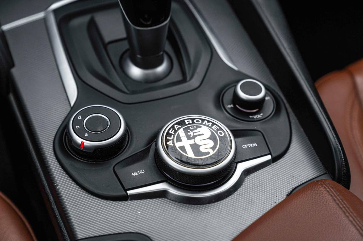 Alfa Romeo Giulia Alfa Romeo Giulia 2.0T Super 200 PK Aut. Pano Keyless Half/Leder Xenon 19”