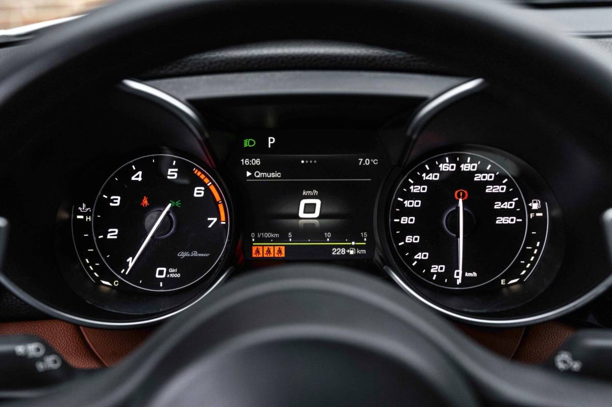 Alfa Romeo Giulia Alfa Romeo Giulia 2.0T Super 200 PK Aut. Pano Keyless Half/Leder Xenon 19”