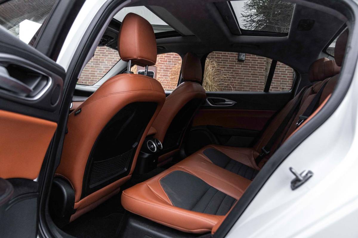 Alfa Romeo Giulia Alfa Romeo Giulia 2.0T Super 200 PK Aut. Pano Keyless Half/Leder Xenon 19”