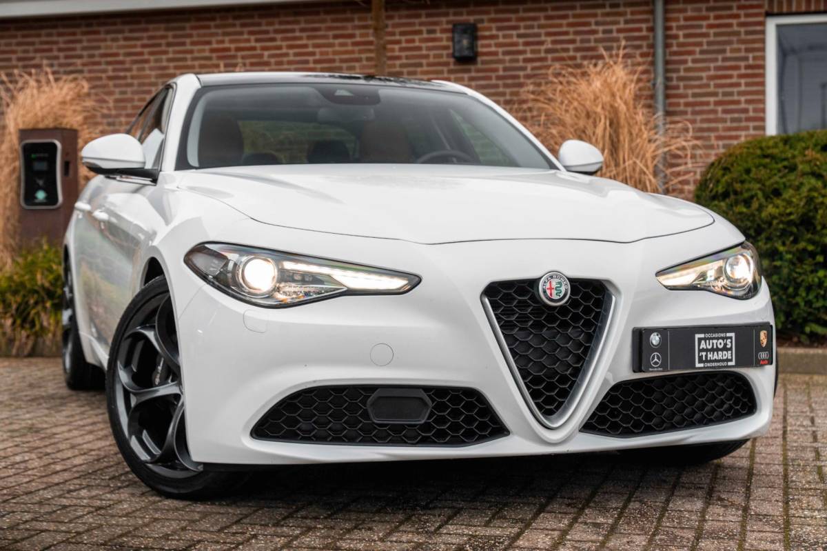 Alfa Romeo Giulia Alfa Romeo Giulia 2.0T Super 200 PK Aut. Pano Keyless Half/Leder Xenon 19”