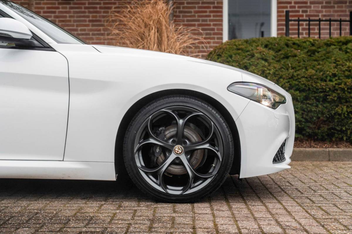 Alfa Romeo Giulia Alfa Romeo Giulia 2.0T Super 200 PK Aut. Pano Keyless Half/Leder Xenon 19”
