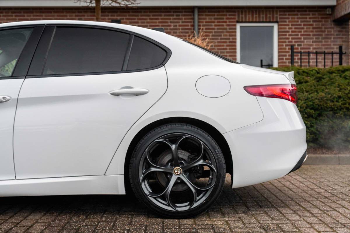 Alfa Romeo Giulia Alfa Romeo Giulia 2.0T Super 200 PK Aut. Pano Keyless Half/Leder Xenon 19”