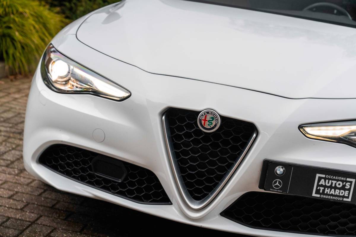 Alfa Romeo Giulia Alfa Romeo Giulia 2.0T Super 200 PK Aut. Pano Keyless Half/Leder Xenon 19”
