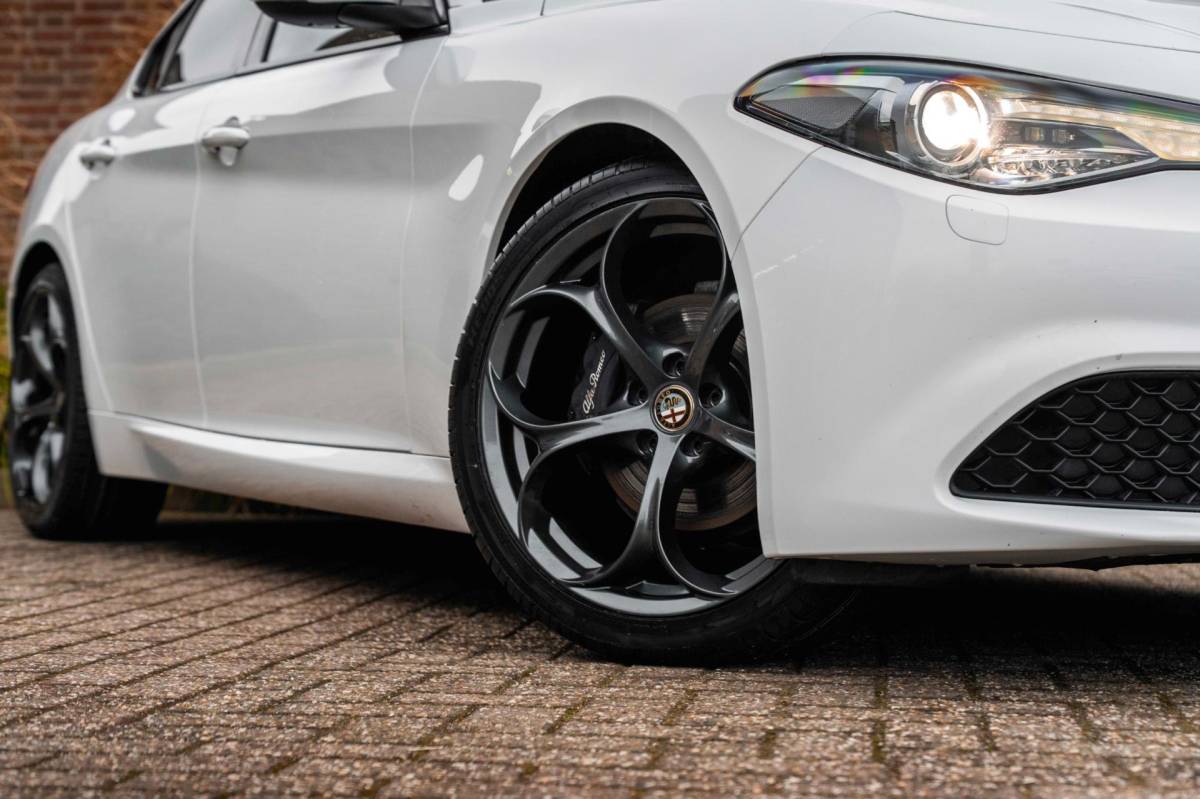 Alfa Romeo Giulia Alfa Romeo Giulia 2.0T Super 200 PK Aut. Pano Keyless Half/Leder Xenon 19”