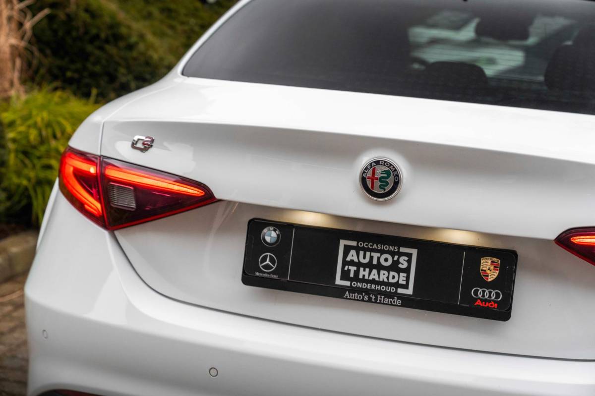 Alfa Romeo Giulia Alfa Romeo Giulia 2.0T Super 200 PK Aut. Pano Keyless Half/Leder Xenon 19”