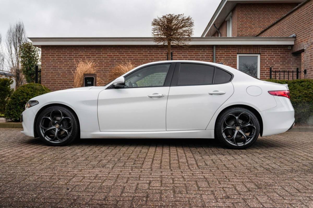Alfa Romeo Giulia Alfa Romeo Giulia 2.0T Super 200 PK Aut. Pano Keyless Half/Leder Xenon 19”