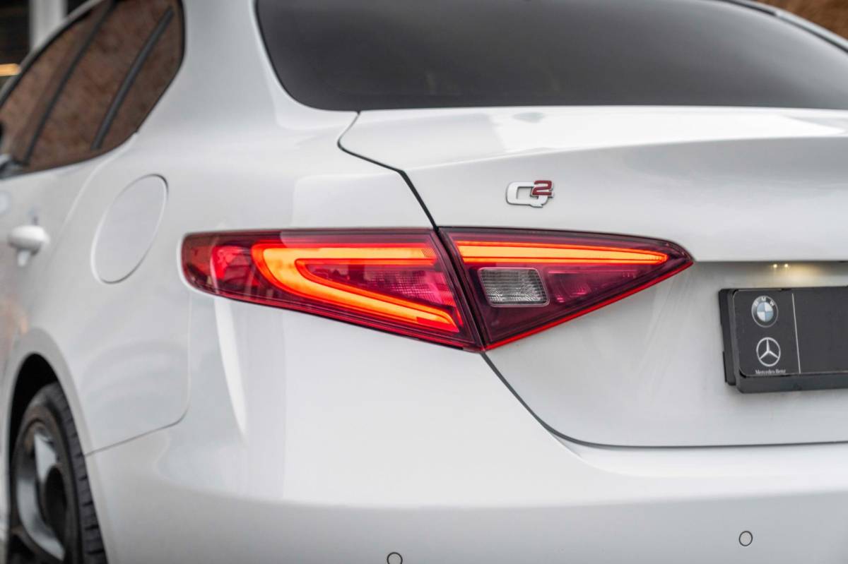 Alfa Romeo Giulia Alfa Romeo Giulia 2.0T Super 200 PK Aut. Pano Keyless Half/Leder Xenon 19”