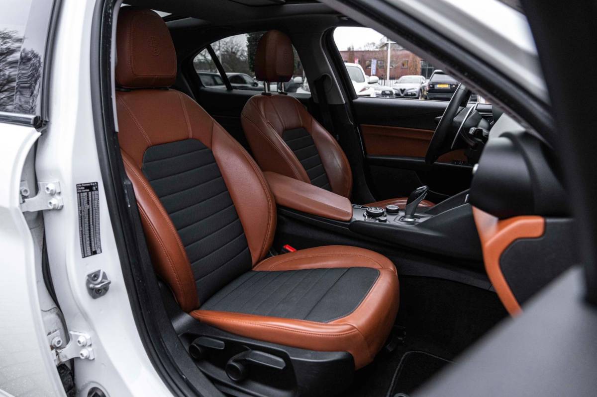 Alfa Romeo Giulia Alfa Romeo Giulia 2.0T Super 200 PK Aut. Pano Keyless Half/Leder Xenon 19”
