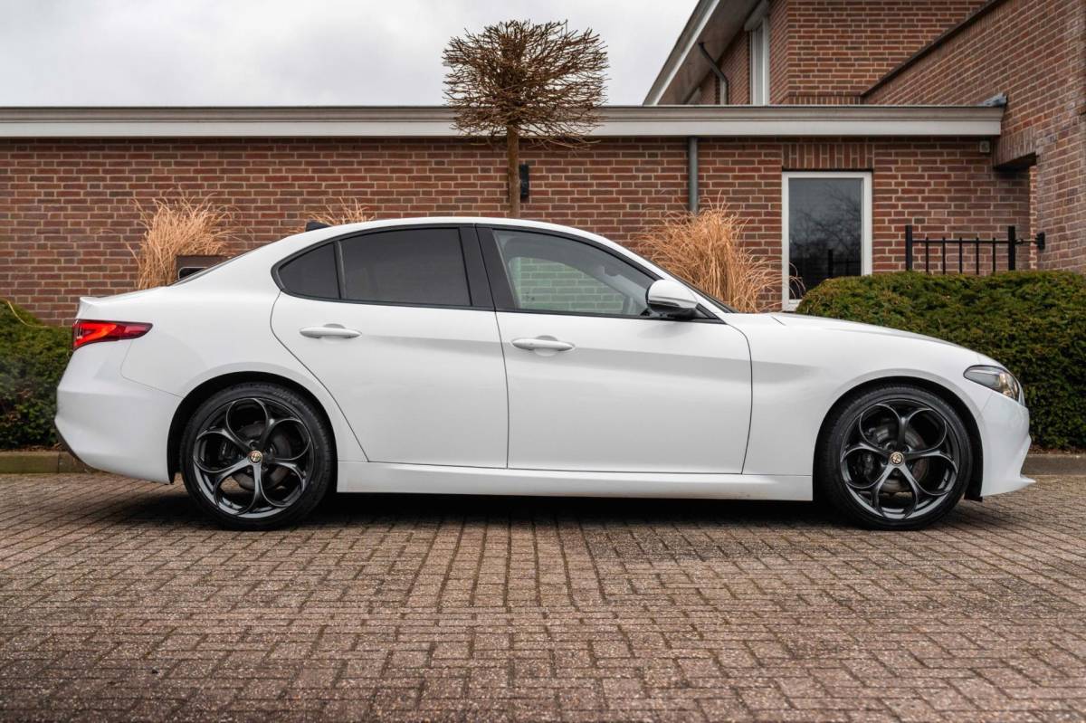 Alfa Romeo Giulia Alfa Romeo Giulia 2.0T Super 200 PK Aut. Pano Keyless Half/Leder Xenon 19”