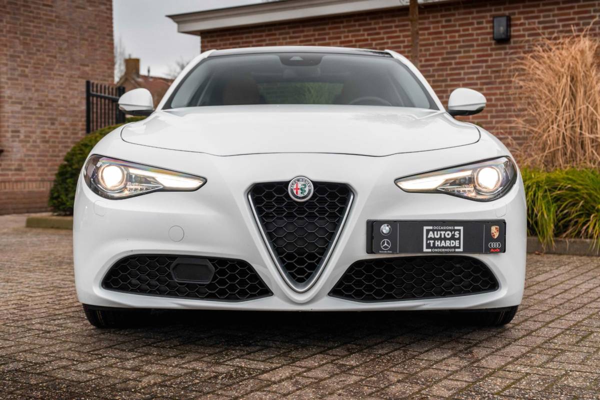 Alfa Romeo Giulia Alfa Romeo Giulia 2.0T Super 200 PK Aut. Pano Keyless Half/Leder Xenon 19”