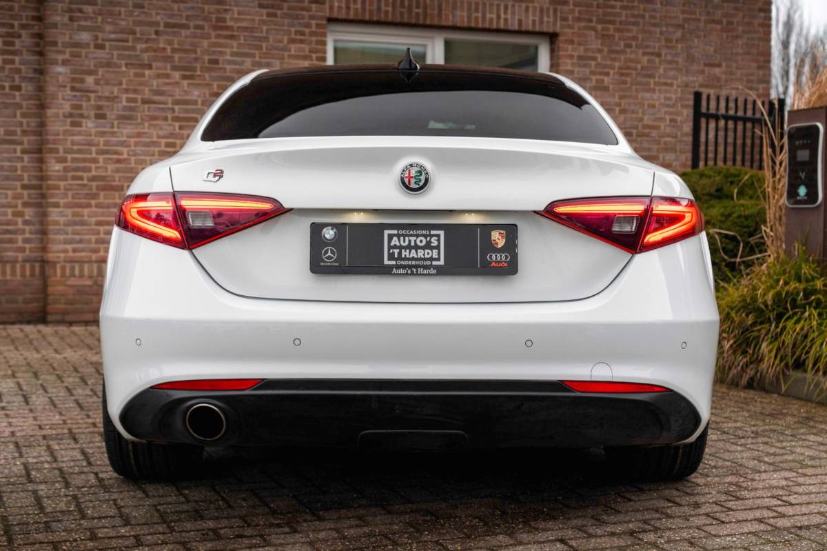 Alfa Romeo Giulia Alfa Romeo Giulia 2.0T Super 200 PK Aut. Pano Keyless Half/Leder Xenon 19”