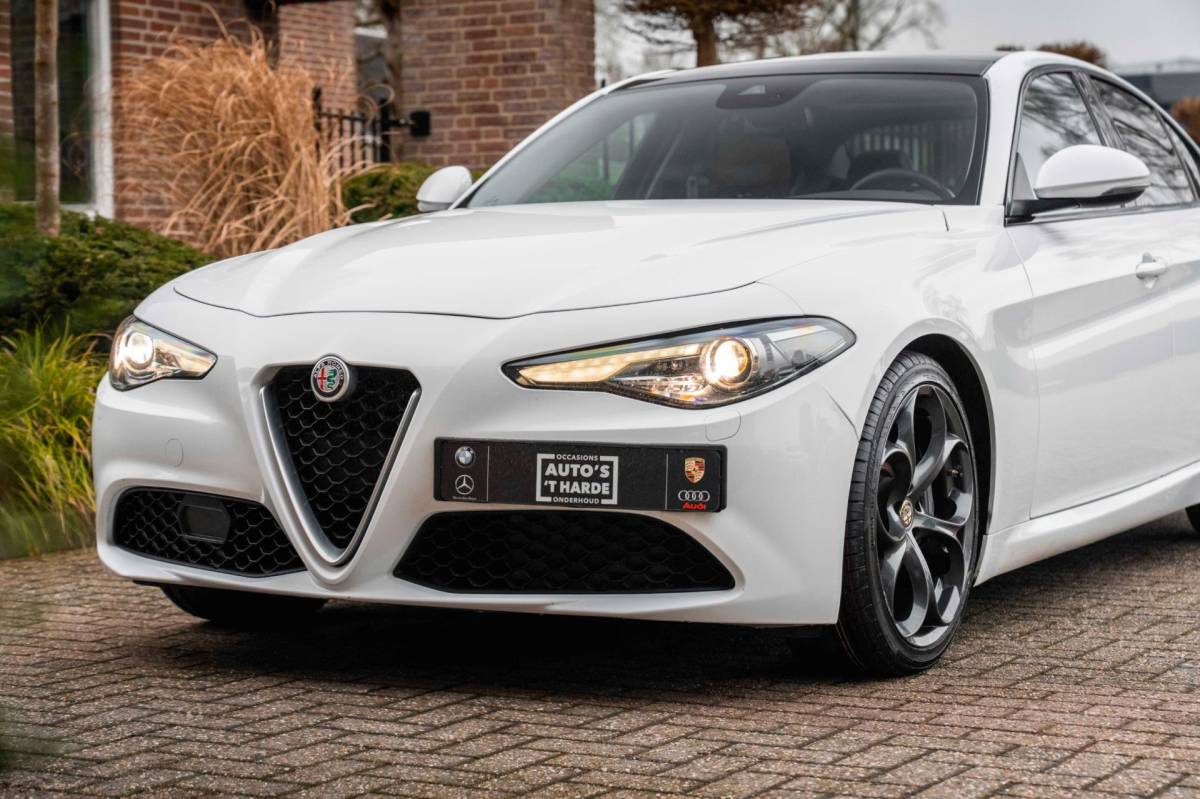 Alfa Romeo Giulia Alfa Romeo Giulia 2.0T Super 200 PK Aut. Pano Keyless Half/Leder Xenon 19”