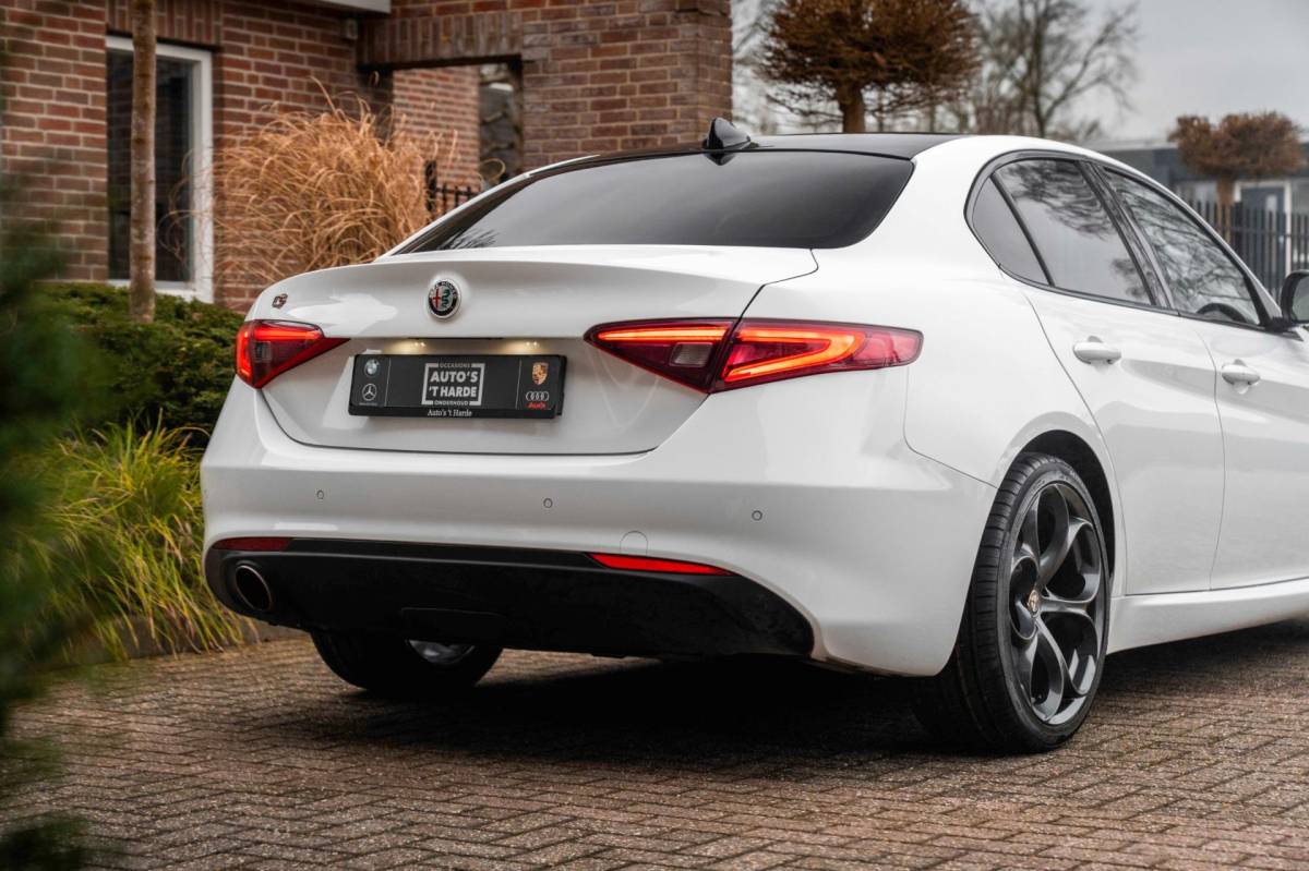 Alfa Romeo Giulia Alfa Romeo Giulia 2.0T Super 200 PK Aut. Pano Keyless Half/Leder Xenon 19”