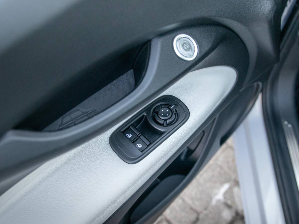 Fiat 500 Fiat 500 Hybrid La Prima | Clima | LED | PDC | JBL Premium Audio | 17″ | Camera | Canneloni Ivory/Piombo interieur