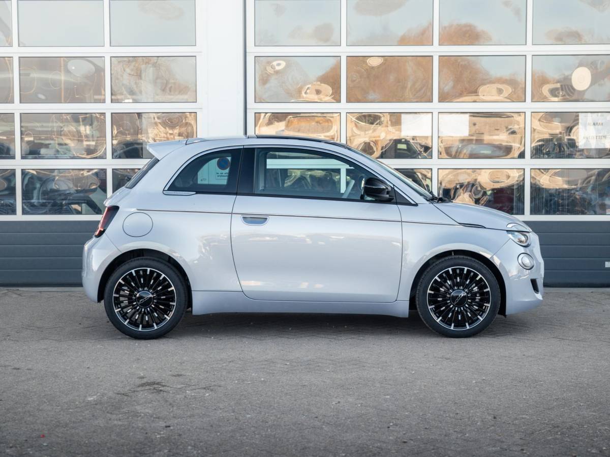 Fiat 500 Fiat 500 Hybrid La Prima | Clima | LED | PDC | JBL Premium Audio | 17″ | Camera | Canneloni Ivory/Piombo interieur