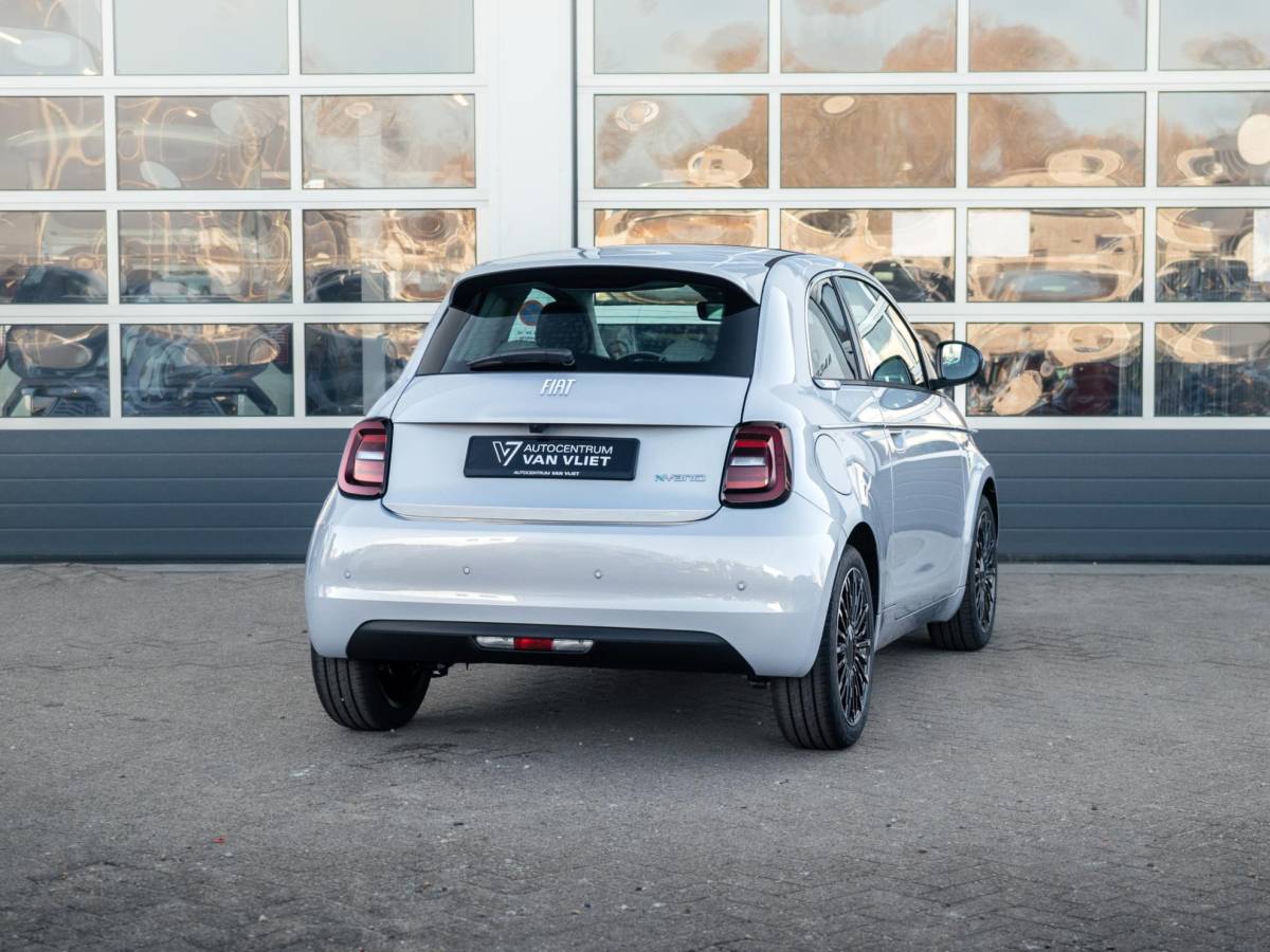 Fiat 500 Fiat 500 Hybrid La Prima | Clima | LED | PDC | JBL Premium Audio | 17″ | Camera | Canneloni Ivory/Piombo interieur