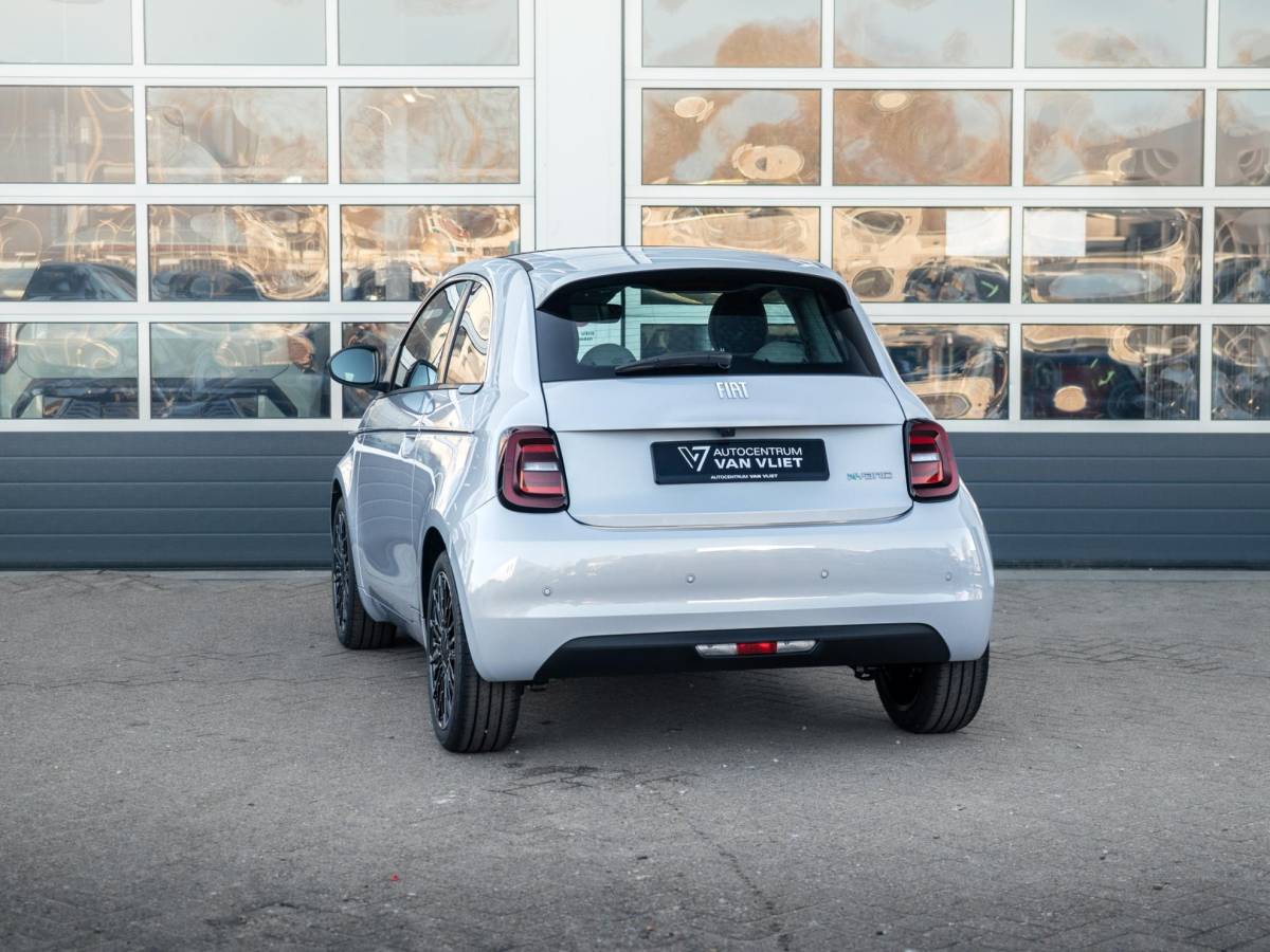 Fiat 500 Fiat 500 Hybrid La Prima | Clima | LED | PDC | JBL Premium Audio | 17″ | Camera | Canneloni Ivory/Piombo interieur