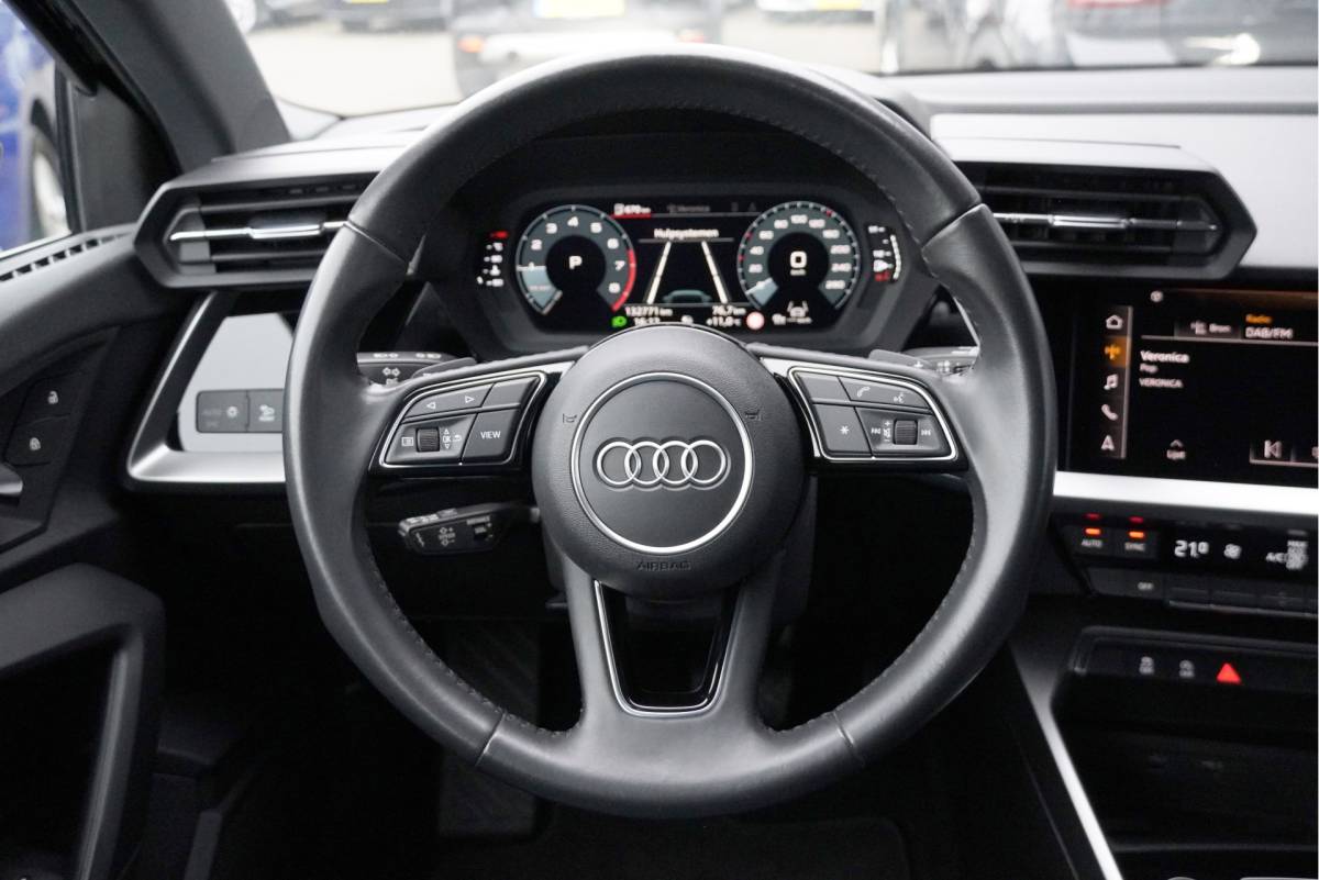 Audi A3 Audi A3 Sportback 35 TFSI 150PK! Automaat 5drs Business Edition BJ2020 Lmv 17″ | Led V+A | Pdc | Navi | Dynamische knipperlichten | Afneembare trekhaak | App-Connect | Virtual cockpit | Climate control | Cruise control | Sportstoelen | Getint glas