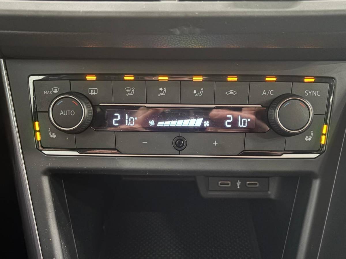 Volkswagen Polo Volkswagen Polo 1.0 TSI 110pk DSG Highline Navigatie Apple Carplay Android Auto Parkeersensoren Adaptive Cruise Control Stoelverwarming Getinte ramen Climatronic