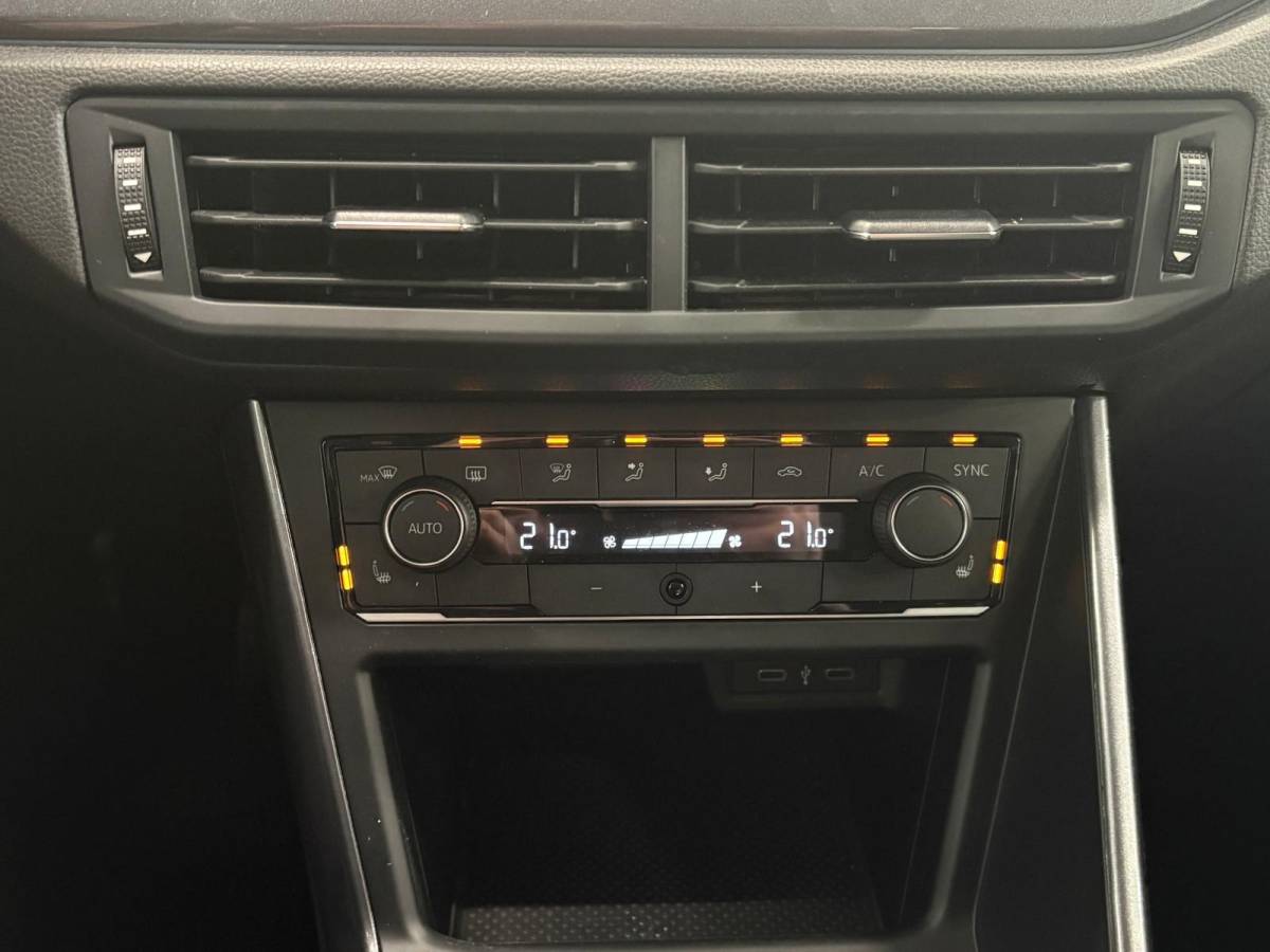 Volkswagen Polo Volkswagen Polo 1.0 TSI 110pk DSG Highline Navigatie Apple Carplay Android Auto Parkeersensoren Adaptive Cruise Control Stoelverwarming Getinte ramen Climatronic