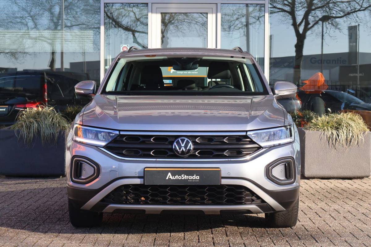 Volkswagen T-Roc Volkswagen T-Roc 1.0 TSI Life 110pk I Trekhaak | ACC | Navi I LED I Cruise I Carplay I Virtual | 1e eigenaar