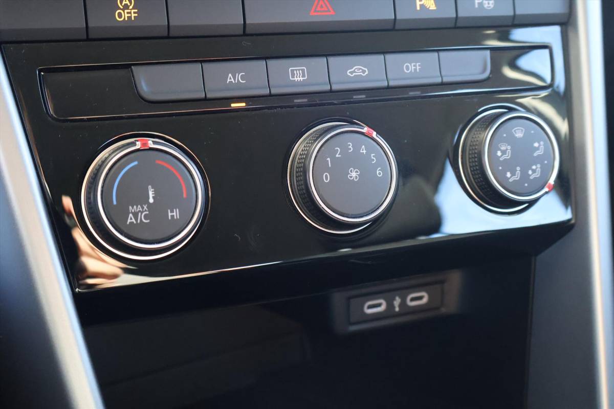 Volkswagen T-Roc Volkswagen T-Roc 1.0 TSI Life 110pk I Trekhaak | ACC | Navi I LED I Cruise I Carplay I Virtual | 1e eigenaar