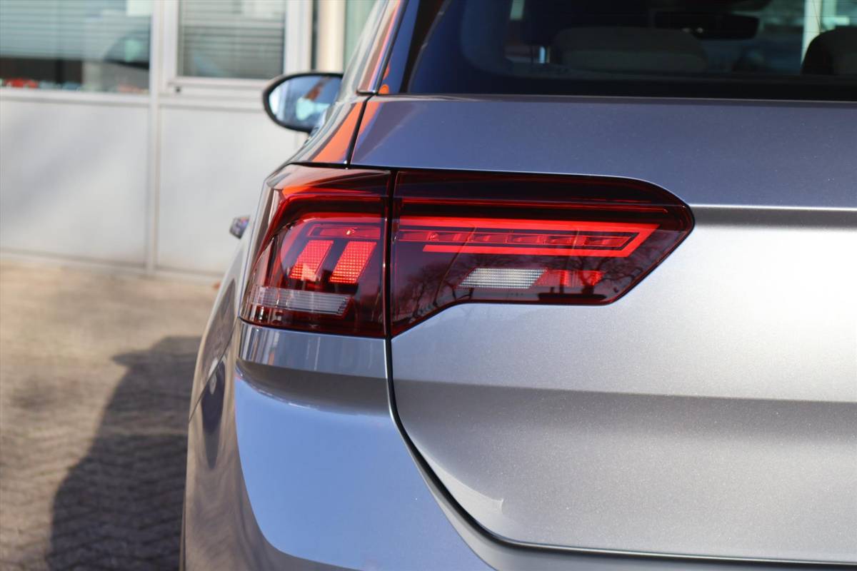 Volkswagen T-Roc Volkswagen T-Roc 1.0 TSI Life 110pk I Trekhaak | ACC | Navi I LED I Cruise I Carplay I Virtual | 1e eigenaar