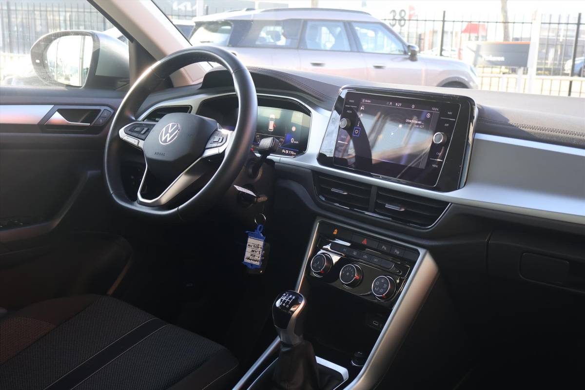 Volkswagen T-Roc Volkswagen T-Roc 1.0 TSI Life 110pk I Trekhaak | ACC | Navi I LED I Cruise I Carplay I Virtual | 1e eigenaar